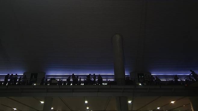 ‘2023 새만금 제25회 세계스카우트 잼버리’ 폐영식과 메인 행사인 K-팝 콘서트가 열리는 11일 오후 서울 마포구 서울월드컵경기장에서 각국 스카우트 대원들이 관중석 밖으로 나와 휴식을 취하고 있다.