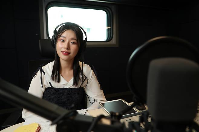 OBS 라디오 ‘뮤직익스프레스‘ DJ 김지유 아나운서가 지난 8일 경기 수원시 OBS 라디오 스튜디오에서 스포츠경향과 인터뷰에 앞서 포즈를 취하고 있다. 사진 정지윤 선임기자