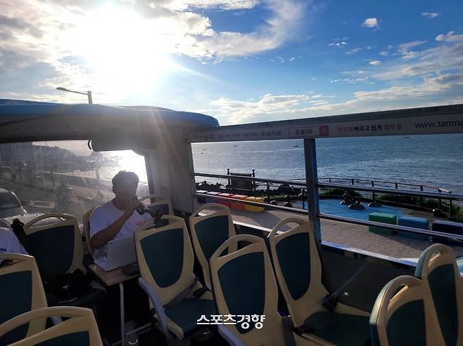 제주시티투어버스 내 DJ. 사진|강석봉 기자