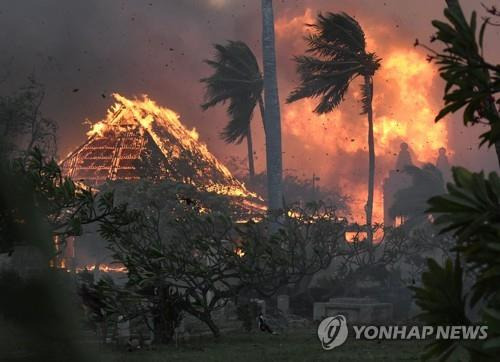 8일 라하이나의 와이올라 교회와 홍완지 미션 건물이 불타는 모습 [마우이뉴스(The Maui News)/AP=연합뉴스. 재판매 및 DB 금지]