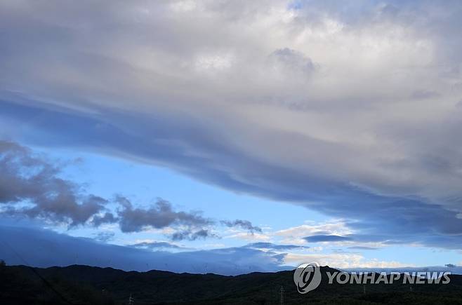 태풍이 지나간 뒤 (강릉=연합뉴스) 양지웅 기자 = 전국 대부분 지역이 제6호 태풍 카눈의 영향권에서 벗어난 11일 오전 강원 강릉 상공의 먹구름 사이로 파란 하늘이 보이고 있다. 2023.8.11 yangdoo@yna.co.kr