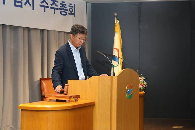 임병용 GS건설 대표이사 부회장 임병용 GS건설 대표이사 부회장이 11일 열린 임시 주주총회에서 의사봉을 두드리고 있다. [GS건설 제공]