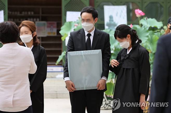 49재 마치고 고 박원순 서울시장 영정 든 아들 박주신 씨 (서울=연합뉴스) 이진욱 기자 = 고 박원순 서울시장의 아들인 박주신 씨(가운데)와 가족들이 26일 오후 서울 종로구 조계사에서 박 시장의 49재를 마친 뒤 추모객과 인사하고 있다. 2020.8.26 cityboy@yna.co.kr