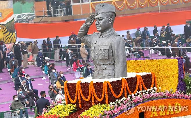 2022년 1월 26일 인도 공화국 창건 기념일, 수도 뉴델리에 등장한 독립운동가 수바스 찬드라 보세 흉상 [EPA 연합뉴스 자료사진. 재판매 및 DB 금지]