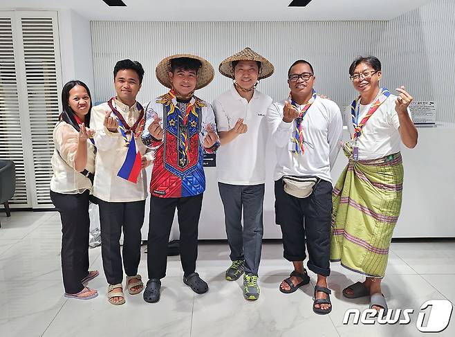 지난 11일 기아 오산교육센터에서 필리핀 잼버리 대원들이 현대차그룹의 세심한 지원에 대한 감사의 뜻으로 필리핀 전통 모자(살라콧)을 연수원 관계자에게 전달했다. (현대차그룹 제공) 2023.8.12/뉴스1