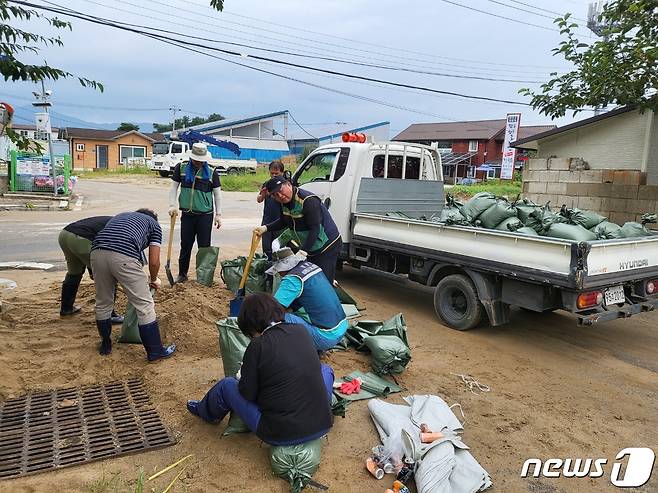 12일 강원 고성지역 일대에서 제6호 태풍 '카눈'으로 인한 폭우 피해 복구작업이 실시되고 있다.(고성군 제공) 2023.8.12/뉴스1