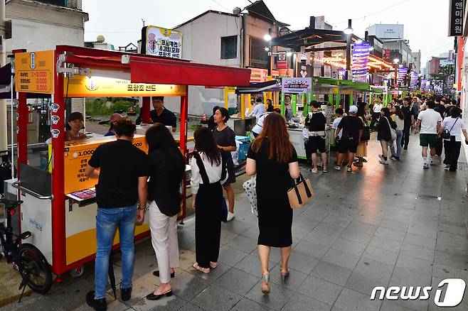 12일 오후 경북 포항시 중앙상가 실개천에서 열린 '2023포항중앙상가 야시장'에서 시민과 관광객들이 다양한 음식을 맛보고 있다.2023.8.12/뉴스1 ⓒ News1 최창호 기자