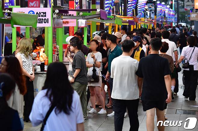 12일 오후 경북 포항시 중앙상가 실개천에서 열린 '2023포항중앙상가 야시장'을 찾은 시민과 관광객들이 다양한 음식을 맛보기 위해 점포를 찾아 다니고 있다.2023.8.12/뉴스1 ⓒ News1 최창호 기자