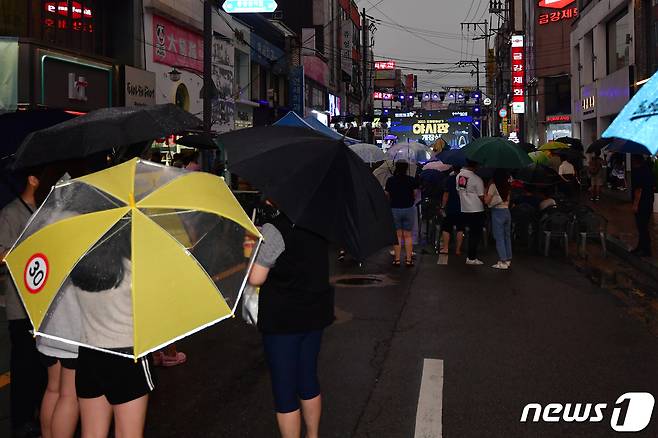 12일 오후 경북 포항시 중앙상가 실개천에서 열린 '2023포항중앙상가 야시장'을 찾은 시민과 관광객들이 축하 공연을 기다리고 있다.2023.8.12/뉴스1 ⓒ News1 최창호 기자