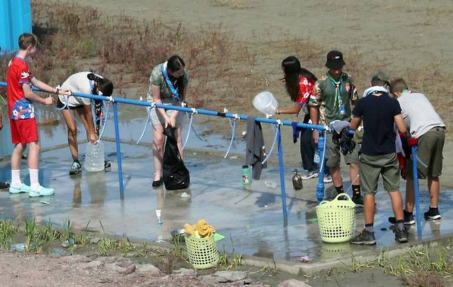 2023 새만금 세계스카우트잼버리 참가자들이 4일 전북 부안군 잼벼리 야영장 수돗가에서 물을 받고 있다. [이미지출처=연합뉴스]