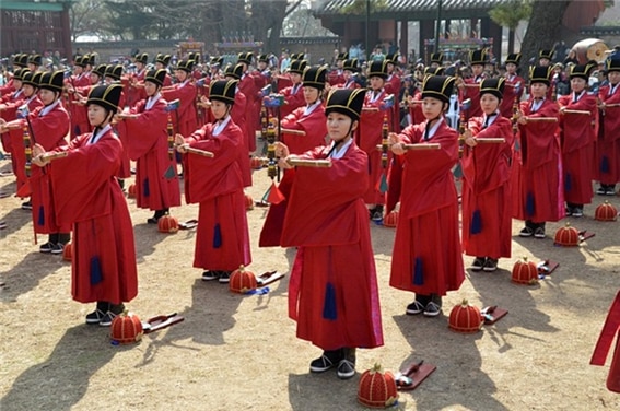한국의 유교 문화 전통을 보여주는 성균관 문묘(文廟) 일무(佾舞) 장면. /공공 부문