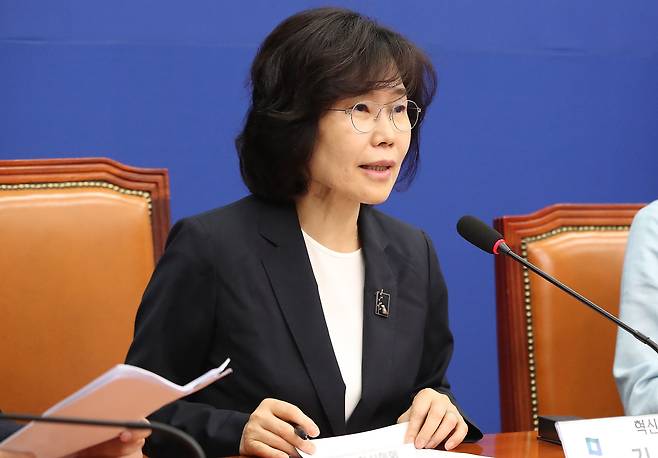 김은경 더불어민주당 혁신위원장이 지난 10일 국회에서 열린 당 혁신안 발표 기자 간담회에서 모두발언을 하고 있다. /뉴스1