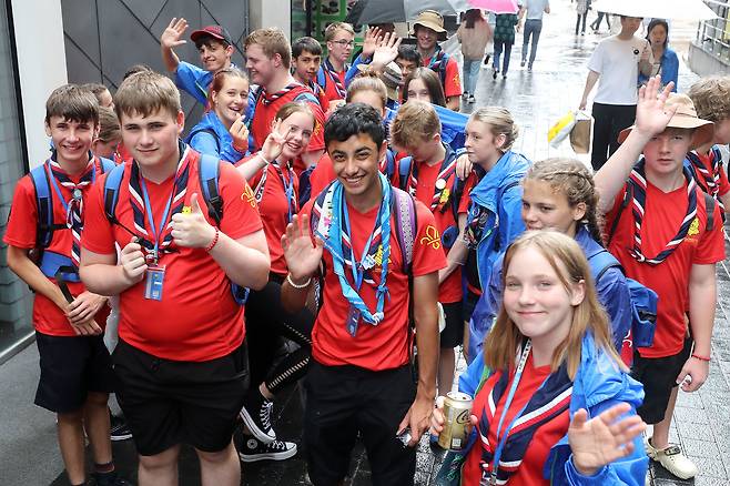 영국 스카우트 대원들이 지난 11일 서울 중구 명동 거리를 방문하고 있다. 영국 대원들은 이날 오후 서울 마포구 서울월드컵경기장에서 열린 2023 세계 스카우트 잼버리 대회 폐영식과 K팝 콘서트에 참석했다. /뉴스1