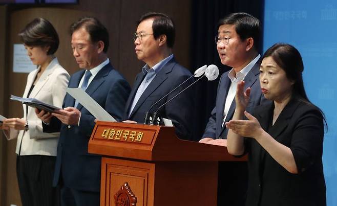 민주주의 4.0 연구원 이사장인 전해철 더불어민주당 의원이 7월 3일 오전 서울 여의도 국회에서 '언론장악을 위한 방송법 중단 촉구 관련 민주주의 4.0 성명서 발표' 기자회견을 하고 있다. ⓒ뉴시스