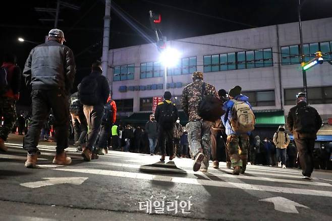 서울 구로구 한 인력시장으로 일용직 노동자들이 모여 들고 있다. ⓒ뉴시스