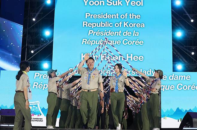 세계스카우트잼버리 개영식에서 최고의 예우를 받으며 입장하는 윤석열 대통령 부부. 대통령실 제공