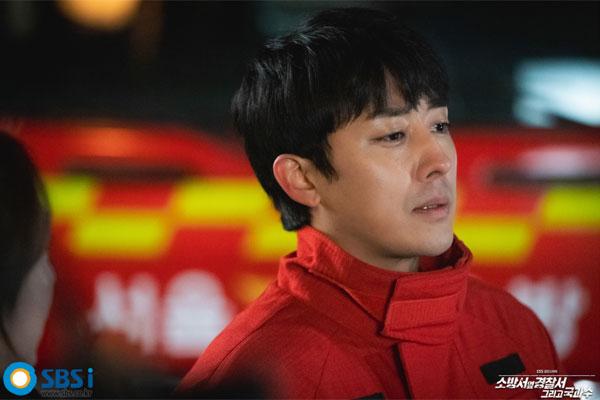 Do you really want to die with Son Ho?The viewers of SBS The police station next to the fire station a a would not have done it.From Season 1 of Police by Fire Station, Qin Hao (Kim Rae Won) and Bong Help with were two tops called Jindo Dog and Bulldozer.The two of them, each representing Police and Fire stations, showed a strong romance, and the different worldview of this drama, which cooperates with The Texas Chainsaw Massacre: The BeginningArson, was firmly connected.However, it became real. In the third time, the intentional Arson of the perpetrator found the rod with Death.So, in fact, two-thirds of the three times was filled with Remady of mourning for him while grasping the cause of his death.The tongue-in-cheek (Gong Seung-yeon), which he loved, collapsed, and not only fellow firefighters but also police officers of the neighboring police, Bong Help withs brother Bong Anna (Jiwoo) and Bureau of Forensic Officer Yoon Hong (Son Ji-yoon) shed tears in front of his body.In fact, I changed the system from two-top to one Qin Hao, but what did Small Side 2 try to get through this development?The reason why the main characters Death is the most dramatic is that it can attract viewers attention, but rather, it is a new way of cooperating with Susa, which is a small side view 2, through the Death of Help with. It looks big.Small Side 2 added another color called Bureau of in Season 1.Remady, who fights fire and rescues people with content from fire station material, added Remady of Susa, a science called Bureau of, in Season 1, when Police content, Crime Susa, was added.The Death of Help with unfolded as an event that brought all these elements together.Help with, who rescued a child who was playing hide-and-seek from a fire scene, found a star-shaped fire there and found out that it was Arson who intentionally made it, and went into it and died from the explosion.However, during the autopsy of the body of the Help with in the Bureau of, I find that the stomach and esophagus are filled with paraffin that appears to be candles.It was suspected that there was an accomplice because of the fact that Arson occurred in two different places, but togue-in-cheek and Feng An-na and Yunhong, who knew that they used candles to delay the explosion, I got to know the truth of the case.The candle came from the body of Help with because he swallowed the candle, which was evidence before he died, to prevent the evidence of this Arson case from disappearing at his own expense.In other words, Remady, where Fire Station, Police, and Bureau of cooperate, was excitingly developed through this event where Help with Death.In order to reveal the existence of Bureau of, which mainly deals with identifying the cause of Death through autopsy, etc., someones Death was clearly needed and it could be drawn at the sacrifice of Help with.It is clear that Death of Help with, which took place in three times like this, has had the effect of informing that Small Side 2 will unfold a different Remady covering the Bureau of the future.But Ive lost as much as Ive gained.It is because of the fact that Season 2 was produced by the power of Season 1, and above all, one of the central charms of Season 1 is the Tikitaka cooperation that Qin Hao and Bong Help with showed.How does this situation, in which Son ho joon gets off in three times with Death of Bong Help with, affect Small Side 2?It is obvious that we have focused our attention through dramatic Remady right now, but I wonder if the vacancy will be felt a lot. Who can fill this vacancy in the development of Small Side 2 in the future?It is a moment when curiosity, expectation, and regret intersect.