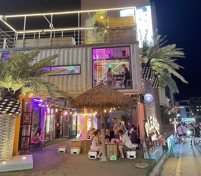 양양군 인구해수욕장 인근 상권의 저녁 풍경. 사진=임우섭 기자