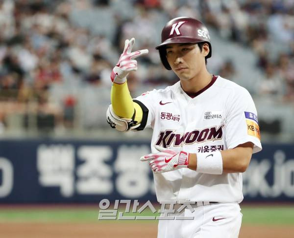 2023 KBO 프로야구 키움히어로즈와 롯데자이언츠의 경기가 10일 오후 서울 고척스카이돔에서 열렸다. 9회말 1사 1,2루 이주형이 안타를 치고 출루해 세리머니를 하고 있다. 고척=김민규 기자 mgkim1@edaily.co.kr