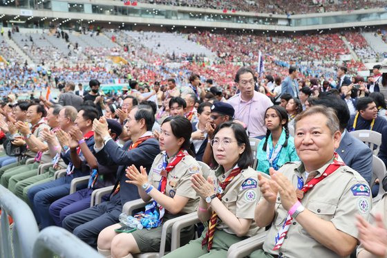 11일 오후 서울월드컵경기장에서 열린 2023 새만금 세계 스카우트 잼버리 폐영식에서 이상민(오른쪽부터) 행정안전부 장관, 김현숙 여성가족부 장관, 권화이 대원, 한덕수 국무총리가 박수치고 있다. 여성가족부=뉴스1