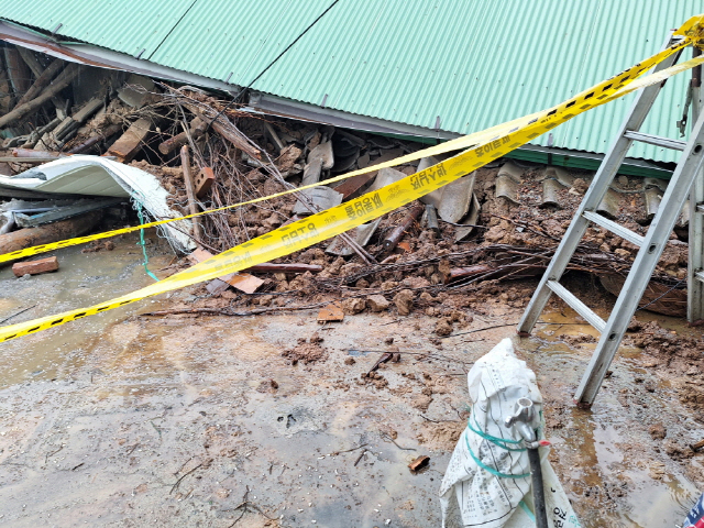 ▲ 지난 10일 오전 전남 곡성군 곡성읍의 한 주택이 태풍으로 인한 호우에 무너져 내렸다. 연합뉴스