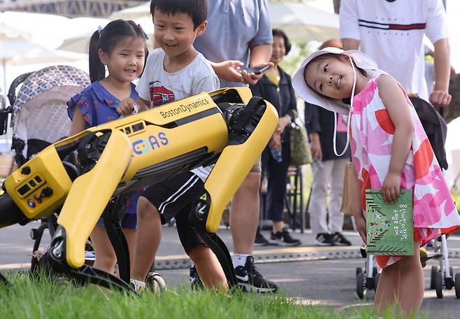 지난 6월  서울 용산어린이정원에서 열린 '로봇 그리고 인간: 로봇과 놀자' 행사를 찾은 어린이들이 사족보행 로봇을 지켜보고 있다. 사진=연합뉴스