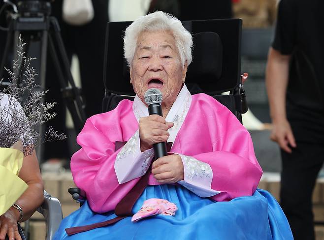 Lee Ok-seon, a survivor of Japan's wartime sex slavery who hails from the southeastern port city of Busan, speaks at an event commemorating other "comfort women" at the House of Sharing in Gwangju, Gyeonggi Province, on Aug. 12, 2023. The facility, located south of Seoul, supports sex slave victims. (Yonhap)