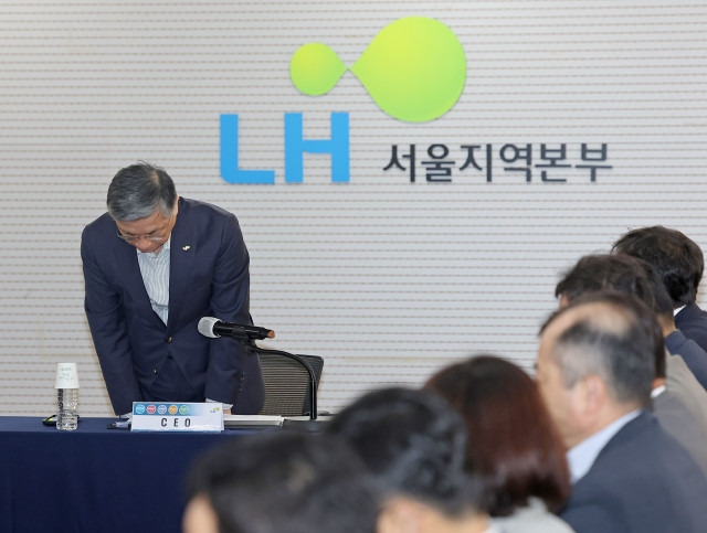 한국토지주택공사(LH) 이한준 사장이 지난 2일 오후 서울 강남구 LH 서울지역본부에서 열린 사장 주재 회의에서 최근 아파트 철근 누락 사태와 관련한 사과 인사를 하고 있다. 연합뉴스