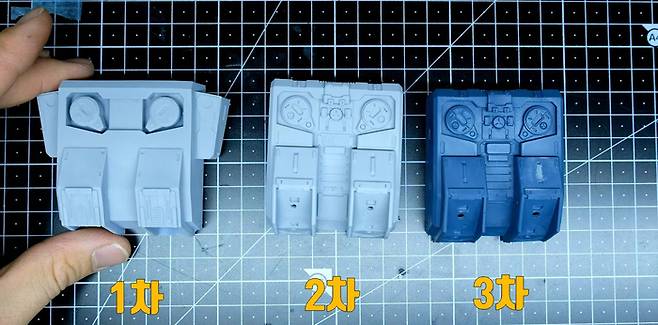 하나의 파츠를 위해 디자인을 수정해가며 여러차례 샘플을 만들어 보기도 한다.