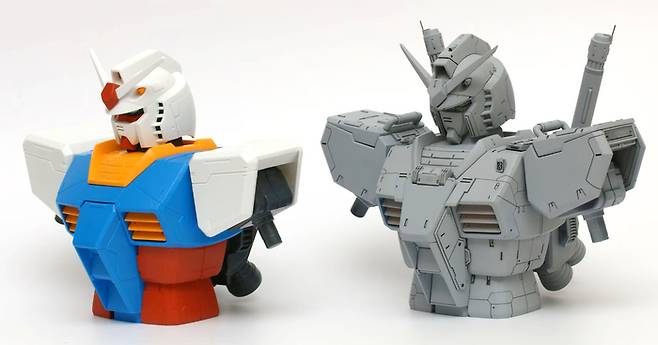 메가 퍼스트 건담 오리지널(좌) 부분 프린트 파츠 디테일업(우)