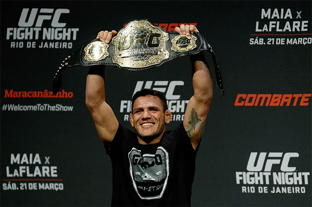 Rafael dos Anjos가 UFC 라이트급 일인자 시절 챔피언 벨트를 들어 보이고 있다. 사진=Zuffa