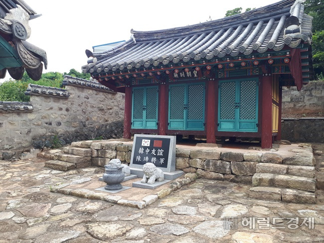 전라남도 해남군 산이면 황조마을에는 정유재란 때 이순신 장군과 함께 왜적을 물리친 진린 장군을 기리는 '황조별묘'가 자리하고 있다. 진린 도독 후손들이 세운 비석에는 '한중우의(친구사이의 정분) 진린장군'이라는 문구가 새겨져 있다. /박대성 기자.