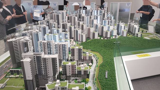 11일 서울 송파구 ‘이문 래미안 라그란데’ 견본주택에서 수요자들이 단지 조감도 모형을 보고 있다. [이준태 기자]