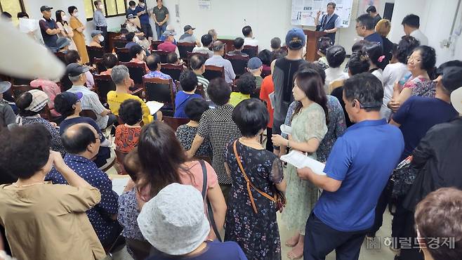 입주자대표회의와 관리사무소측은 12일 주민설명회를 개최했지만 업체선정 과정에서의 갈등은 해소되지 않은 상태다. 비상대책위원회는 변호사 선임 등 법정대응을 준비중인 것으로 알려졌다. 독자제공