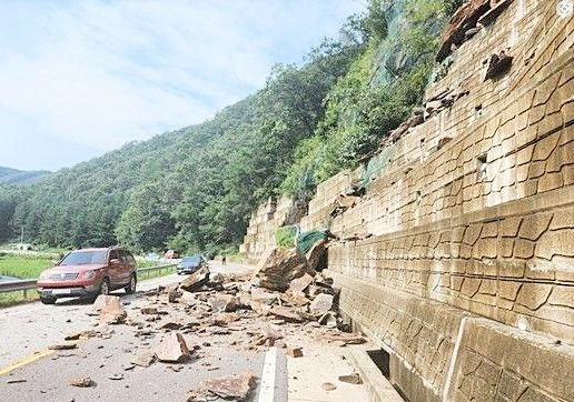 [청주=뉴시스] 김재광 기자 = 12일 오후 낙석이 발생한 충북 보은군 이원리 도로를 승용차가 지나가고 있다.(사진=충북도 제공).photo@newsis.com *재판매 및 DB 금지