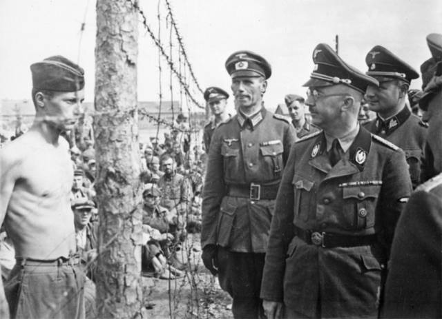 ▲ 러시아군 포로수용소를 살펴보는 하인리히 히믈러 나치 친위대(SS)대장. 히믈러는 도망치다 붙잡혀 독극물 캡슐로 자살했기에 뉘른베르크 법정엔 서지 않았다.