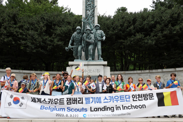 9일 오후 인천시 연수구 인천상륙작전기념관 자유수호의탑 앞에서 벨기에 스카우트단 대원들이 기념사진을 찍고 있다. 연합뉴스