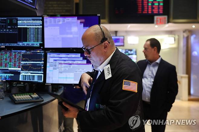 NYSE 입회장에서 일하는 트레이더의 모습 [연합뉴스 자료사진]