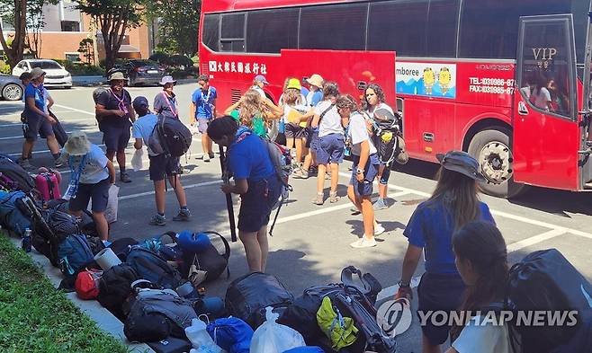 전북대로 숙소 옮기는 잼버리 대원들 (전주=연합뉴스) 백도인 기자 = 8일 오전 전북대에 포르투갈과 말레이시아 잼버리 대원들이 도착하고 있다. 이들은 태풍의 북상으로 이날 새만금을 빠져나와 전북대 기숙사로 숙소를 옮겼다. 2023.8.8 doin100@yna.co.kr