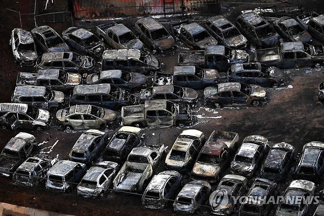 하와이 휩쓴 산불로 불에 탄 자동차들 (라하이나[하와이] AFP=연합뉴스) 하와이 마우이섬에서 사흘째 산불이 확산하는 가운데 10일(현지시간) 서부 해변 마을 라하이나에 차량 수십 대가 불에 타 있다. 당국이 파악한 화재 사망자 수가 53명으로 늘어난 이날 조시 그린 하와이 주지사는 "라하이나의 약 80%가 사라진 것으로 보인다"고 말했다. 2023.08.11 clynnkim@yna.co.kr