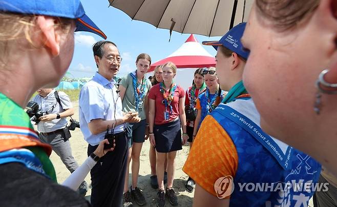 세계스카우트잼버리 대원들과 대화하는 한덕수 총리 (부안=연합뉴스) 김주형 기자 = 한덕수 국무총리가 5일 오전 전북 부안군에서 열리고 있는 2023 새만금 세계스카우트잼버리 대회장을 찾아 폭염 대응 상황 및 지원현황 등을 점검하던 중 참가자들과 대화하고 있다. 2023.8.5 kjhpress@yna.co.kr