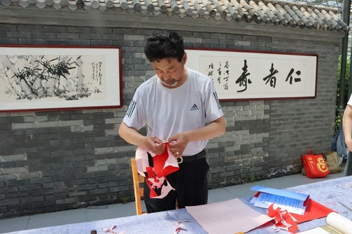 A visit to the intangible cultural heritage exhibition in the Central Plains Modern Agriculture Carnival of the county