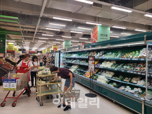 지난 12일 서울 마포구의 한 대형마트에서 할인채소 판매 매대를 살펴보고 있는 고객(사진=김미영 기자)