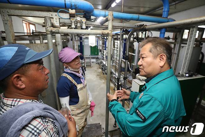 이상민 행정안전부 장관이 13일 오전 대구 군위군 효령면 병수리 한 낙농가를 찾아 제방 유실로 마을이 물에 잠겼을 당시 사람 키 높이만큼 침수됐던 착유실 내부를 살펴보고 있다. 젖소 60여 마리를 키우며 젖을 짜 소득을 올리던 낙농가는 이번 태풍에 농장이 침수돼 모든 작업이 중단된 상태다. 태풍 지나간 밤 혼자 암송아지 '희망이'를 출산한 뒤 탈진한 어미 소는 결국 회복하지 못했다. 2023.8.13/뉴스1 ⓒ News1 공정식 기자