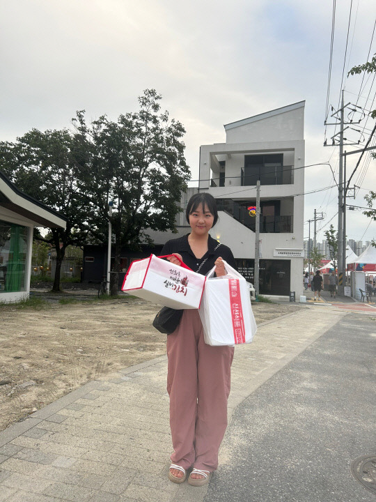 11일 대전 동구 소제동 일원에서 열린 '오감만족 누들대전 페스티벌'에서 춤을 추고 선물을 받은 김지민 양. 사진=유혜인 기자