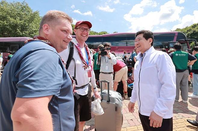 이상일 용인특례시장이 지난 8일 잼버리 대원들 임시숙소인 명지대를 찾아 대원들과 인사를 나누고 있다. ⓒ용인시 제공