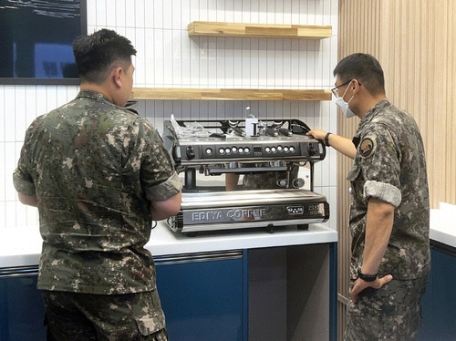 국군 장병 커피머신 기부한 이디야커피. [이디야커피 제공]