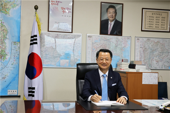 김옥채 주요코하마 대한민국 총영사와 그의 집무실에서 파이낸셜뉴스재팬이 단독 인터뷰를 진행했다. 사진=백수정 기자