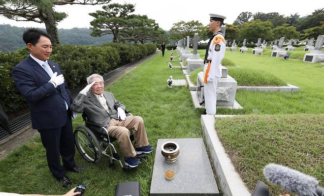 '돌아온 광복군' 오성규 애국지사. 오성규 애국지사가 13일 서울 동작구 서울현충원 김학규 광복군 제3지대장 묘소를 찾아 환국 신고를 하고 있다. 오 지사의 환국 신고에 동행한 박민식 국가보훈부 장관(왼쪽)은 "오성규 지사님께서 건강과 생활에 불편함이 없도록 최고의 예우를 다해 고국에서의 여생을 편안히 보내실 수 있도록 최선을 다하겠다"고 말했다. 뉴시스