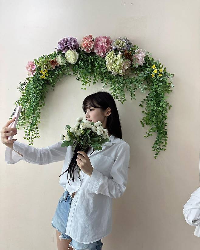 Group OH MY GIRL member Arin showed off her perfect visual.On the 12th, Arin posted several photos along with an article entitled My Brothers Work through his personal SNS.In the open photo, Arin is taking a self-portrait with a bouquet of flowers, especially his distinctive features and innocent atmosphere.The netizens who saw this were very beautiful, and there were various reactions such as  ⁇   ⁇   ⁇ ,  ⁇   ⁇   ⁇   ⁇ ,  ⁇   ⁇   ⁇   ⁇   ⁇ ,  ⁇ SO PRETTY  ⁇ .IMBC  ⁇  Photo Source Arin SNS